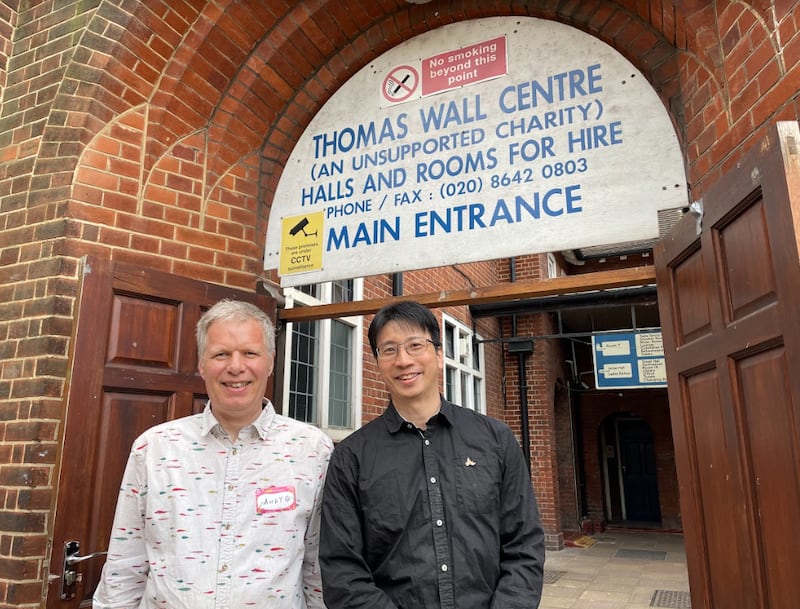 当地慈善团体的负责人Andrew Ritchie(安德鲁)(图左)表示,近期很多香港新移民选择在萨顿定居。而从去年夏天开始,就有港人义工到中心帮忙。对于港人义工,他赞不绝口。 (吕熙摄)