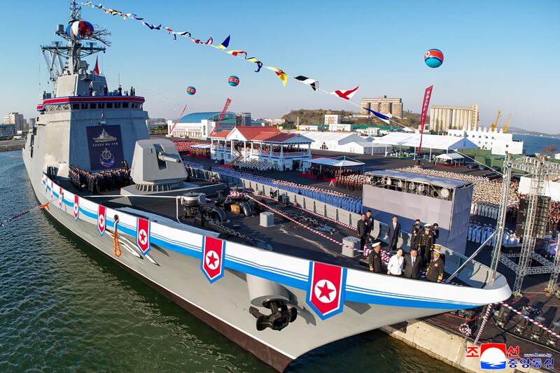 북한,  5,000t급 신형구축함 '최현호' 진수식 개최