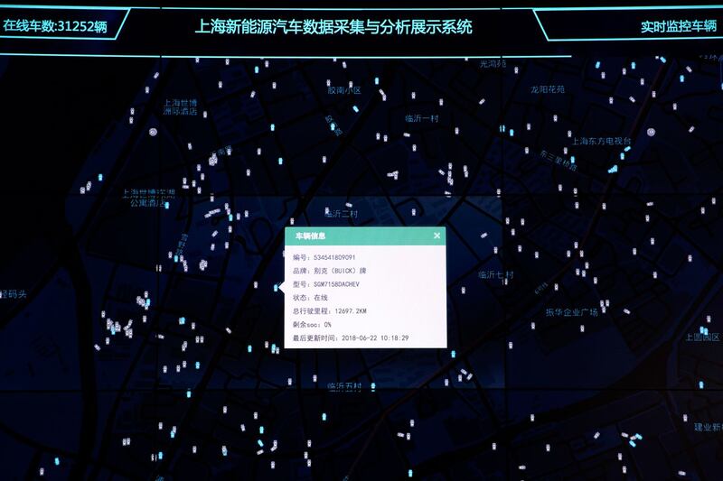 图为,一个对话框显示了在上海市新能源汽车公共数据采集与监测研究中心,跟踪和显示数千辆汽车中的一辆汽车的详细信息。(美联社)