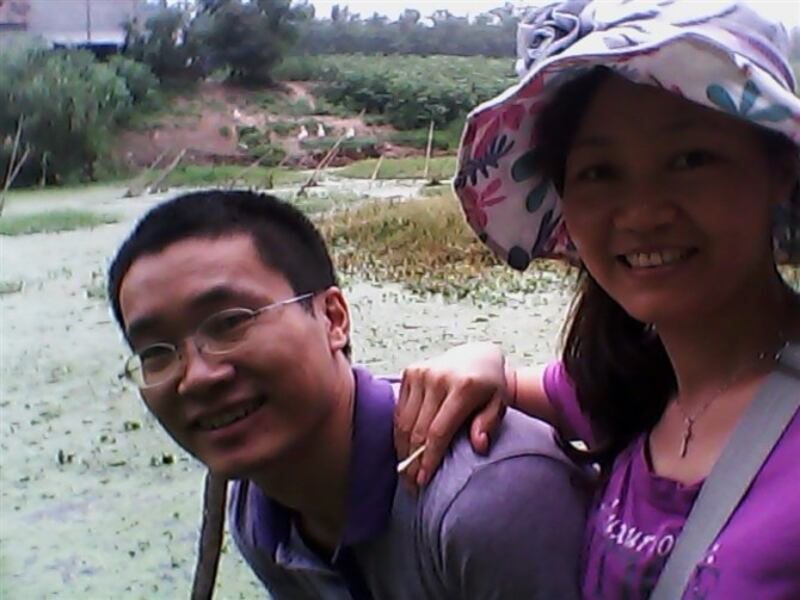 图片: 唐荆陵被捕前与妻子汪艳芳合影。 (汪艳芳提供/记者乔龙)