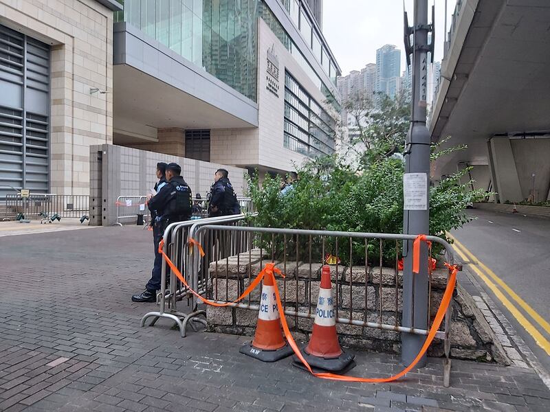 2023年12月18日，黎智英涉嫌违反国安法案开审。香港当局在法院一带加派警力戒备。(记者 高锋摄)