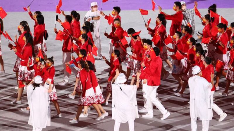 东京奥运对中国而言是竞技场也是宣讲台,中国借东京奥运向世界推介明年二月的北京冬季奥运,图为中国队进场。(路透)