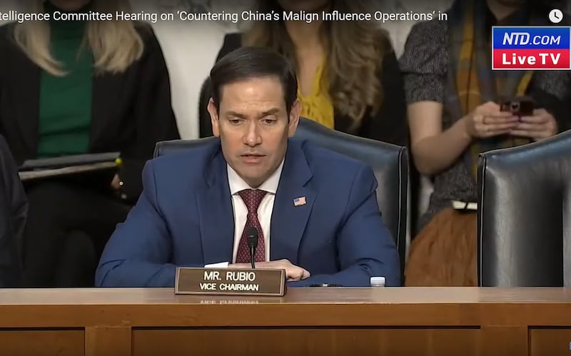 美国联邦参议员鲁比奥在会上指出，中国不断透过网络恶意操作，试图影响美国民众的认知。（视频截图/NTD.com）