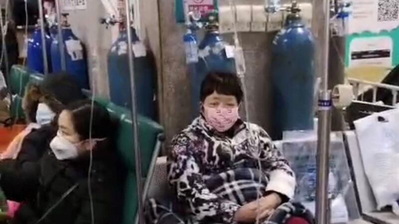 武汉居民胡爱珍,每天由家人送医院治疗,2月8日因新冠肺炎病故。(家属提供/记者乔龙)