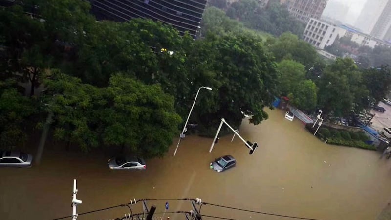 湖北宜昌城区水深超过一米。（推特图片/乔龙提供）