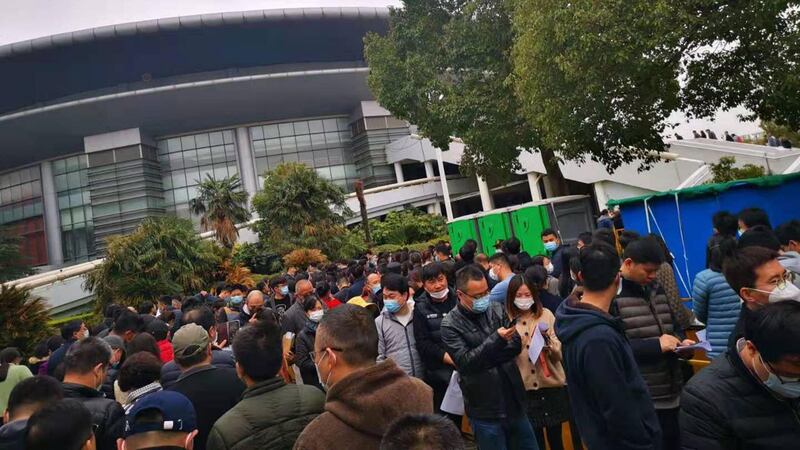 上海浦东居民排队接种疫苗，居民说领导干部集体玩失踪。（微信图片/乔龙提供）