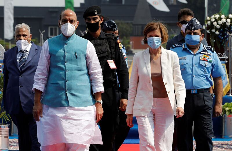 2020年9月10日,法国国防部长帕里(Florence Parly)(前右)抵达印度进行闪电访问,分别与印度外长和国家安全顾问会谈,并讨论中印边境问题。(路透社)