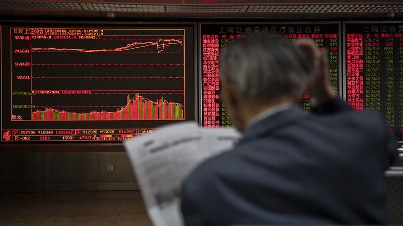 美国总统特朗普宣布本周五提高中国商品关税后,中国股市在周一收盘出现大幅下跌。图为2019年5月6日,一股民在北京一家证券公司。(AFP)