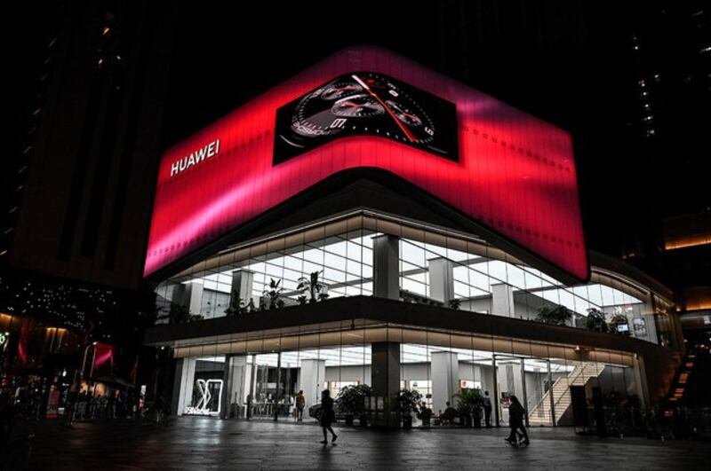 图为深圳华为旗舰店;有报道指限制措施是拜登延续前总统特朗普所采取的一系列举措。(法新社图片)