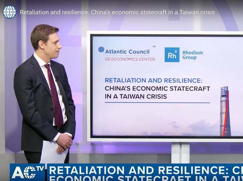 国际咨询公司荣鼎集团(Rhodium Group)的企业顾问团队副董事查理‧维斯特在会上指出,如果冲突爆发,北京当局对外国实施的进口限制手段可能包括增加关税、查缉外企,以及冻结外国实体的在华资产。(视频截图/大西洋理事会官网)