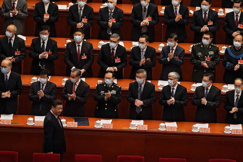 分析认为,而转捩点,在于2019年香港反送中运动爆发后的四中全会,强调要“牢牢掌握”香港的全面管治权,现时北京就要全面落实。图为,2021年3月4日,习近平抵达北京人民大会堂政协会议开幕式时。 (美联社图片)