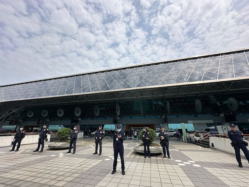 桃园机场外警力戒备,将抗议者阻挡在外。(记者夏小华摄)