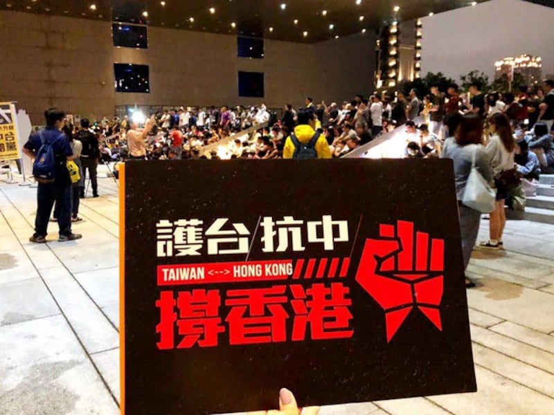 6月12号晚间在台港生、台生在台中举行“撑香港、护台湾”晚会。（摘自活动页脸书）