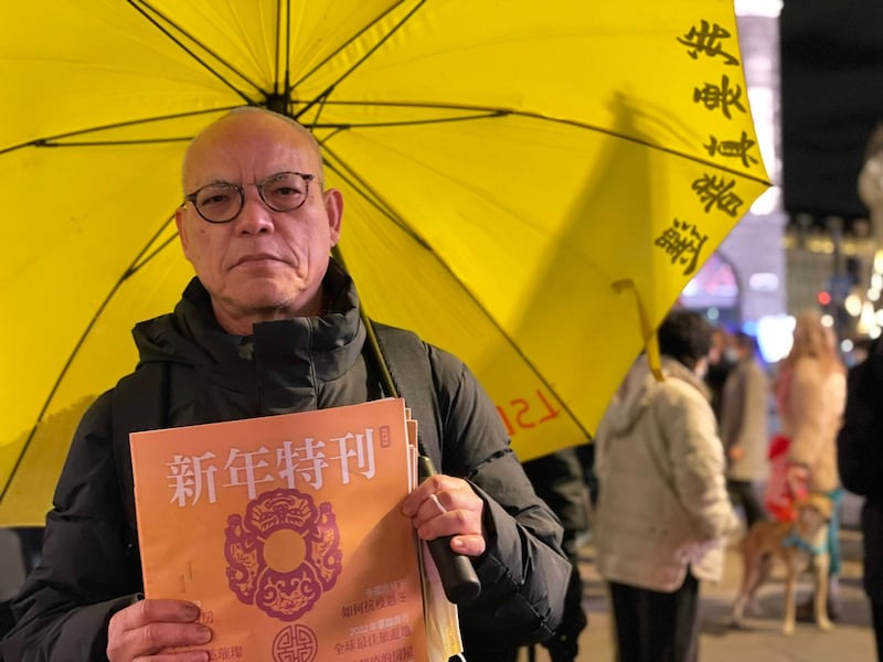 从一头青丝到两鬓斑白,吴吕南在英国风雨不改悼念六四,已经有32年。 (吕熙摄)
