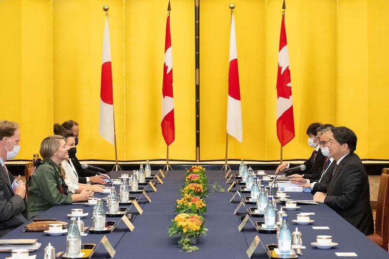 日本外相林芳正11日与加拿大外长乔利在东京举行会谈。(美联社)