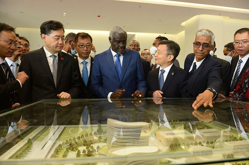 中国新任外长秦刚11日与非洲联盟委员会主席穆萨·法基,在埃塞俄比亚首都亚的斯亚贝巴参加非洲疾控中心总部揭幕式。(美联社图片)