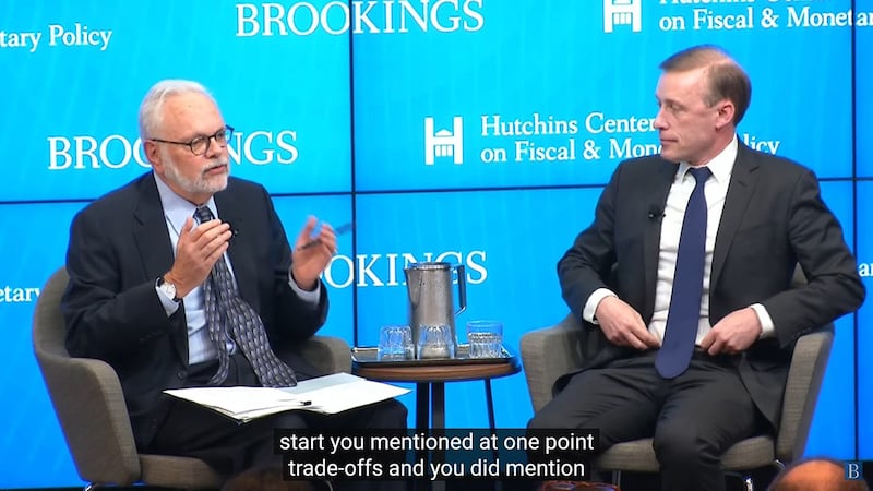 美国国家安全顾问沙利文(右)10月23日在华府智库布鲁金斯学会发表的演讲中回顾过去一年半美国在经济领域取得的进展时提到,美国改变以往政策,和盟友伙伴共同有效地应对了来自国际贸易领域的挑战,尤其是中国的挑战。(视频截图/布鲁金斯学会官网)