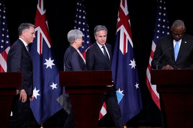 澳大利亚国防部长马尔斯(左一)和外长黄英贤(左二)日前访美,参加澳美"2+2"会谈,并推进简称"奥库斯"的"澳英美三方安全伙伴关系" 。(美联社图片)