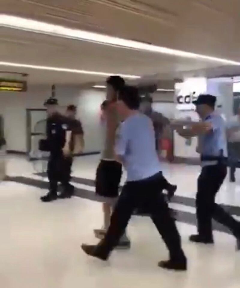 两名男子被警察强行带走。(视频截图)