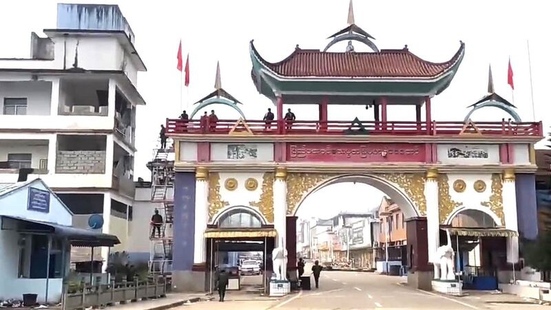 MNDAA တပ်ဖွဲ့ ထိန်းချုပ်ထားသည့် လောက်ကိုင် ရန်လုံကျိုင်းဂိတ်ကို ၂၀၂၃ ခုနှစ် ဒီဇင်ဘာလ ၁၈ ရက်နေ့တွင် တွေ့ရစဉ်။ (Photo: Wechat)