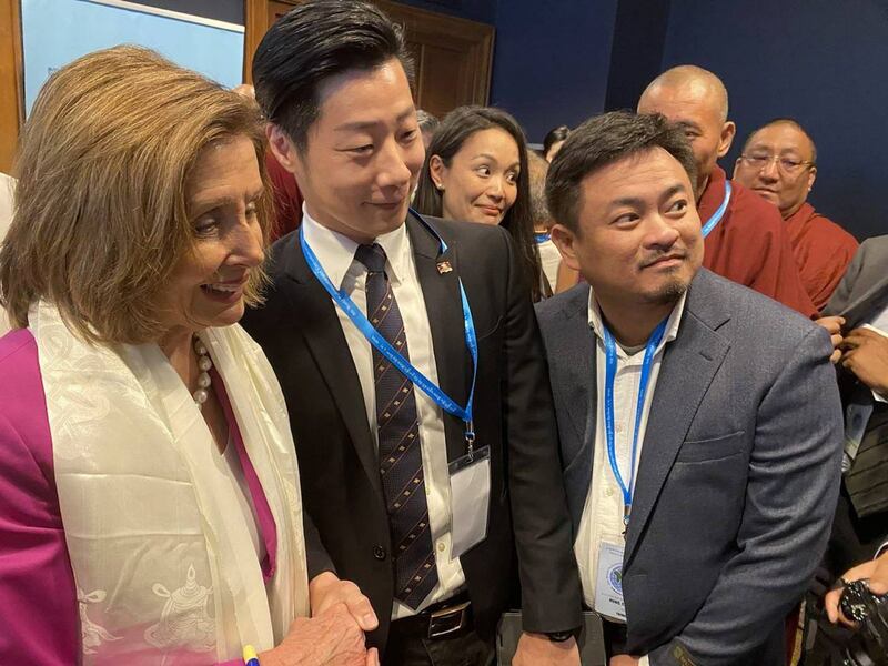 台湾无党籍立委林昶佐(中)、民进党籍立委洪申翰(右)六月底赴华盛顿参加国际议会支持西藏大会,两人曾当面表达邀请美国众议院议长佩洛西(左)访台。(洪申翰办公室提供)