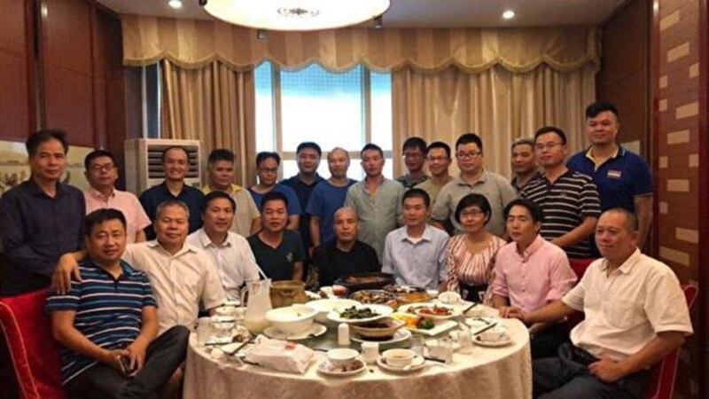 资料图片:2018年9月29日,“中国律师后俱乐部”在广西南宁正式成立,前排中为覃永沛律师。(王宇律师推特)