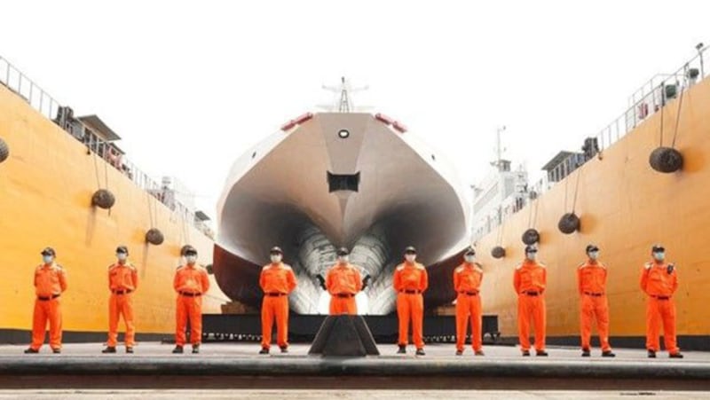 首艘600吨级“安平舰”下水。(海委会提供)