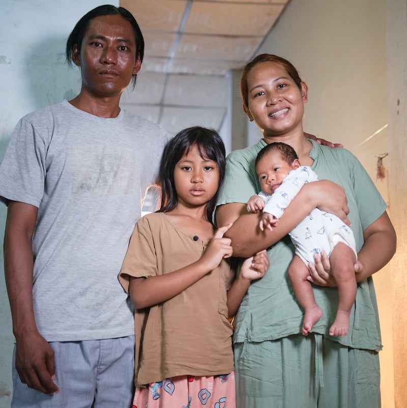 မသူဇာနှင့် ကိုရဲကိုကိုတို့အား သားသမီးငယ်နှစ်ဦးနှင့်အတူ ၂၀၂၄ ခုနှစ် ဇူလိုင်လ ၁၇ ရက်နေ့က ထိုင်းနိုင်ငံ မဲဆောက်မြို့တွင် မြင်တွေ့ရစဉ်။ (Chan Aung/RFA)