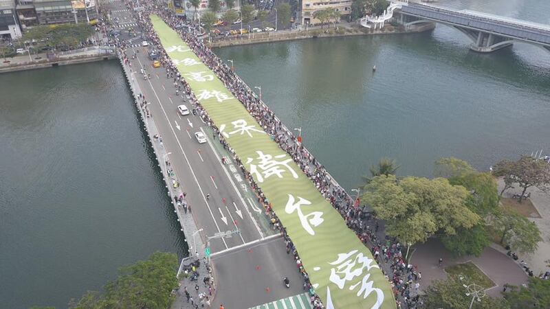 罢韩团体去年12月21号召50万人上街游行支持罢韩案。(Wecare高雄提供)