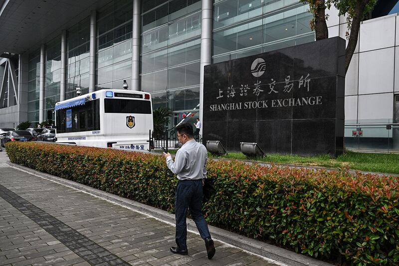 2024年6月5日,一名男子走过位于设在浦东的上海证券交易所。(法新社)