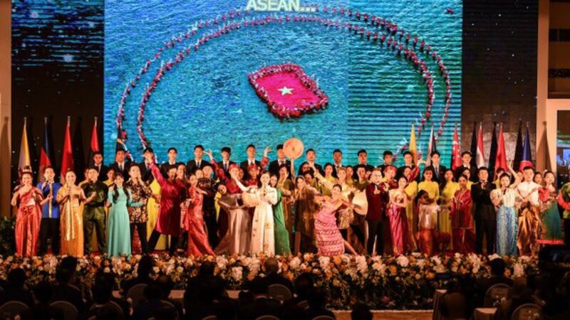 若RCEP顺利签署协定，这个覆盖人口最多、覆盖面积最大，全球最大经济规模、贸易额仅次于欧盟的巨型自由贸易协定，可望在2021年生效实施。图为东盟会议的表演节目。(法新社)