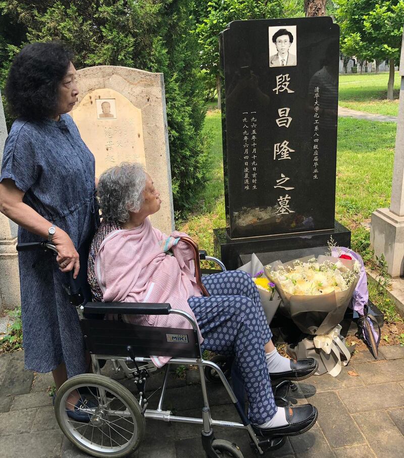 2019年6月4日,天安门母亲成员在北京万安公墓拜祭。(天安门母亲提供)