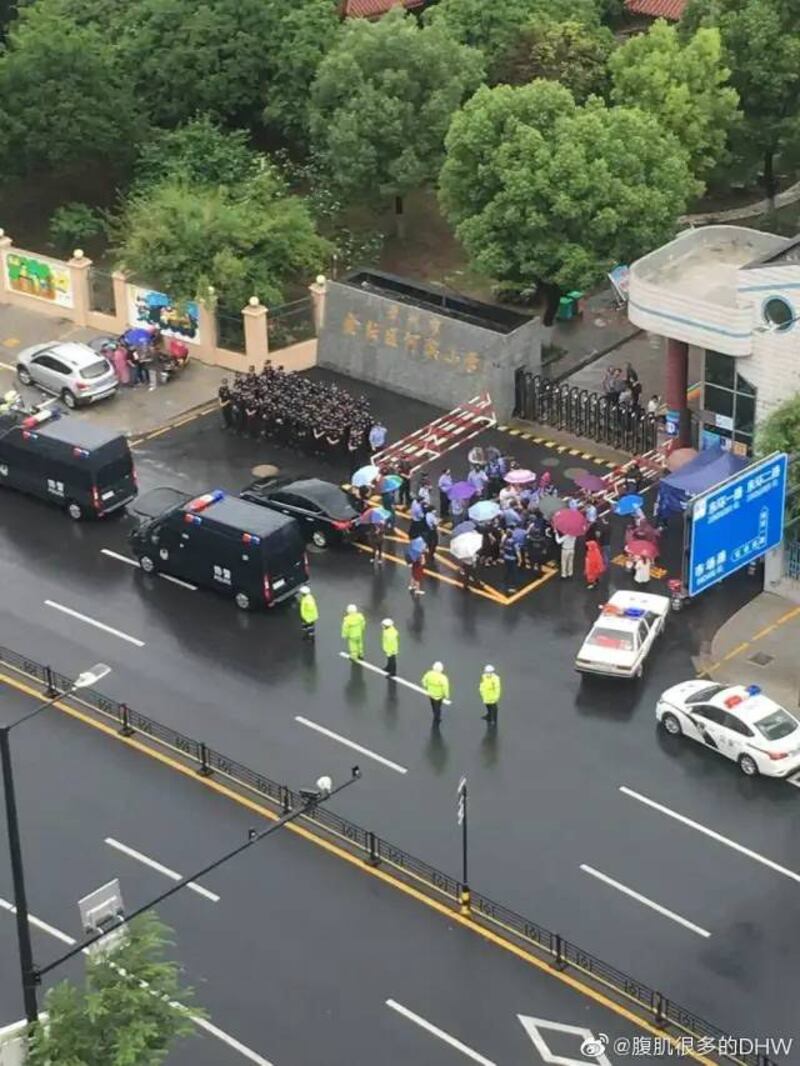 2020年6月4日，两节作文课之后，江苏省常州市金坛区河滨小学的五年级女生缪可馨冲出四楼教室，翻越栏杆后坠楼身亡，年仅十岁。（微信图片）