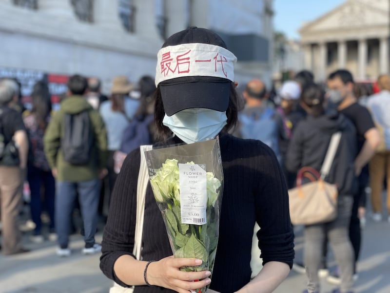 不少中国留学生手持鲜花和自制标语，默默加入集会。(吕熙拍摄)