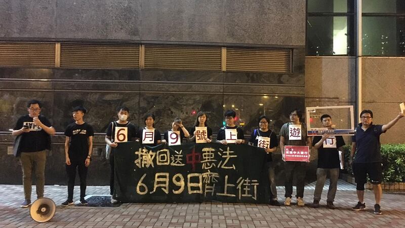 香港多个地区团体自发向居民讲解修订逃犯条例对香港的祸害。(记者高锋 )