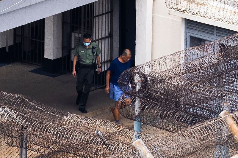 2023年7月28日,黎智英从他所在的香港监狱出门健身。(美联社资料图片)