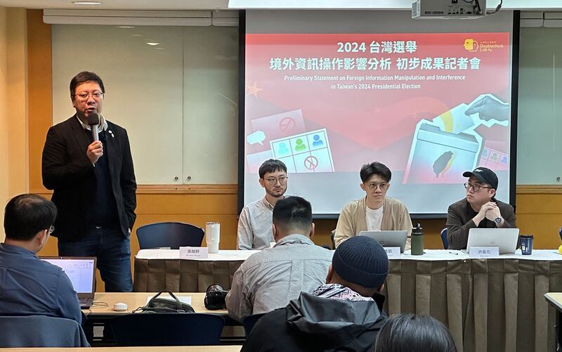 台湾民主实验室共同创办人暨执行长吴铭轩(左)。(记者夏小华摄)