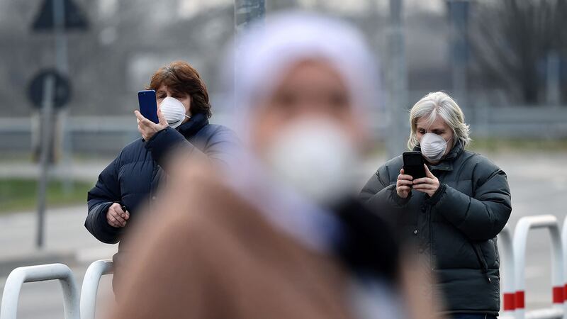 为了防堵疫情扩散,意大利政府周六下令封锁境内11座城镇,包含伦巴第大区的10座城镇,以及威尼托大区(Veneto)的1座城镇,封城措施可能持续数周,有超过5万人居住在以上城镇。图为,2020年2月23日,居民在意大利米兰东南部的一小镇的入口处。(法新社)