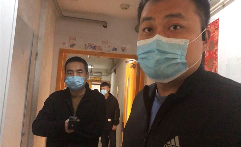 2023年4月14日，便衣公安（图）上门限制律师王宇和包龙军出行。（王宇独家提供）