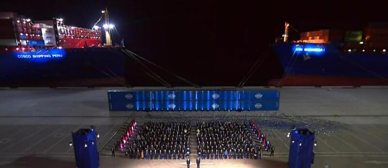 錢凱港開港儀式停泊着兩艘貨船，，中遠海運秘魯輪、新上海輪分別開始卸裝作業。（新華社片段截圖）