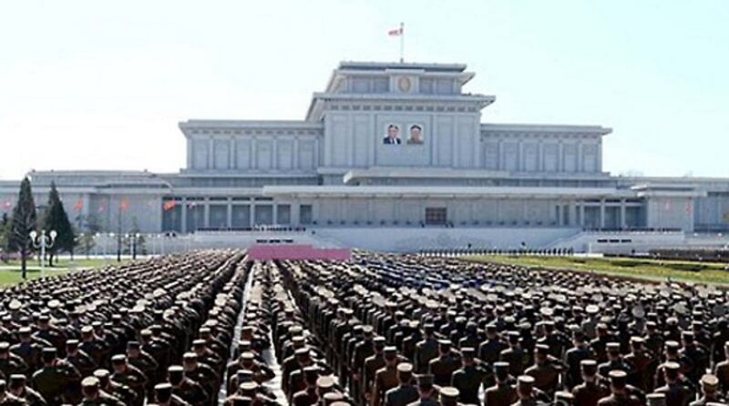 평양 금수산태양궁전 광장에서 북한군의 열병식이 열리고 있다.