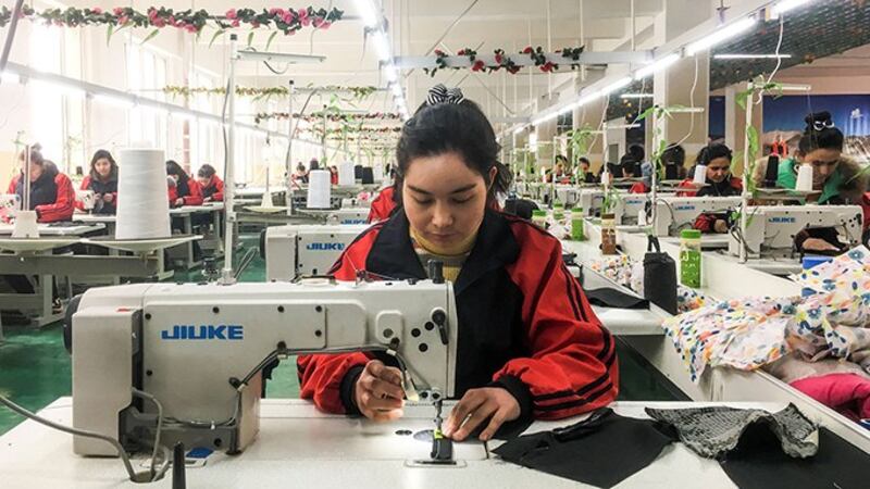 新疆喀什市职业教育培训中心2019年1月4日举办的缝纫课(路透社资料图片)