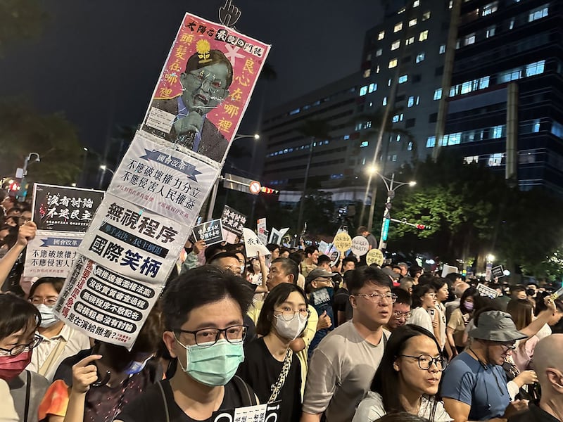 5月24日晚间,台湾的立法院周边涌入号称十万名群众,年轻人居多。(记者夏小华摄)