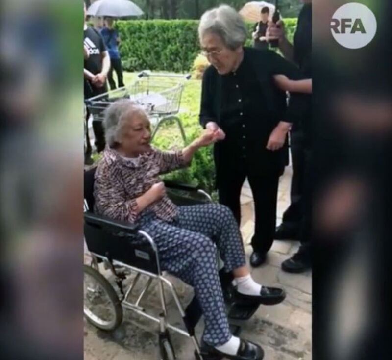 2019年6月4日,天安门母亲在公安监督下到北京万安公墓拜祭。(视频截图/RFA)