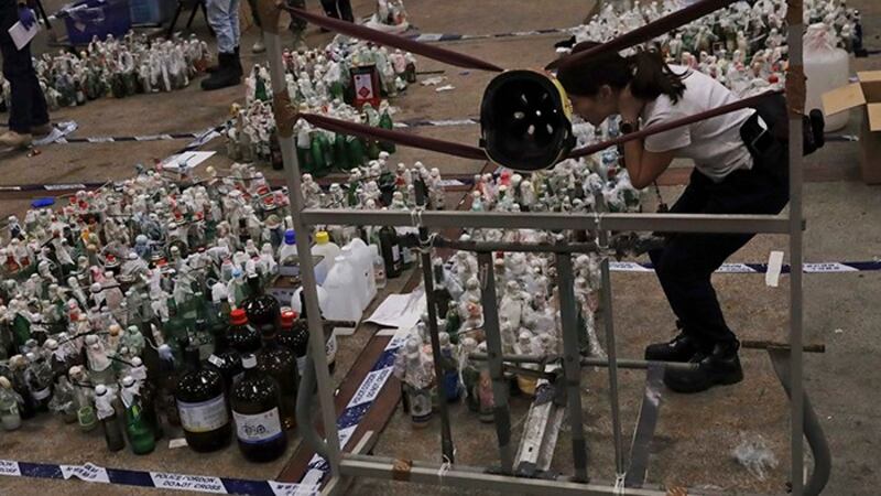 2019年11月28日,警察在香港理工大学校园内取证。(美联社)