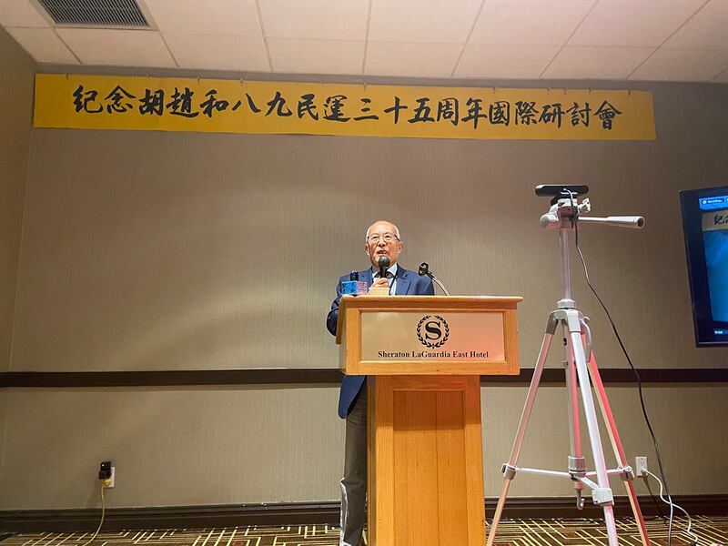 美国斯坦福大学中国经济与制度研究中心资深研究员吴国光在研讨会上表示,纪念胡耀邦、赵紫阳并不仅仅在于他们推动了经济改革,"而他们(胡赵)的变革在中国近代史上是根本性的,就是从胡耀邦、赵紫阳开始,注重了人的权利,注重公民权利"。(记者王允摄影)