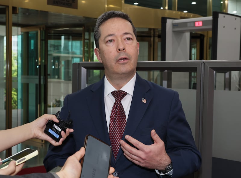 이재명 정부 출범 이후 처음으로 방한한 미국 고위 외교 당국자인 션 오닐 동아태국 고위관리가 13일 서울 종로구 외교부 청사로 들어서며 취재진의 질문에 답하고 있다. 2025.6.13