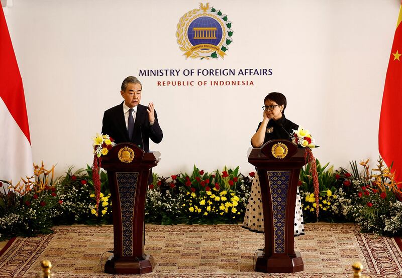 2024年4月18日,中国外交部长王毅(左)与印尼外交部长蕾特诺(Retno Marsudi) 在雅加达举行双边会晤后发表演说。(路透社)
