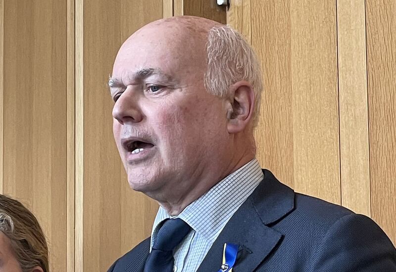 英国执政保守党前党魁、下议员史密斯（Iain Duncan Smith）向黎智英父子表达支持。 （吕熙摄）。