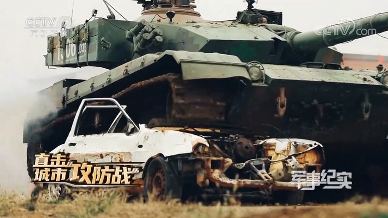 《腾讯网》十一日报导，解放军陆军近日在杭州某街头打了一场巷战，其中出动数辆九六A式坦克。（视频截图/CCTV）